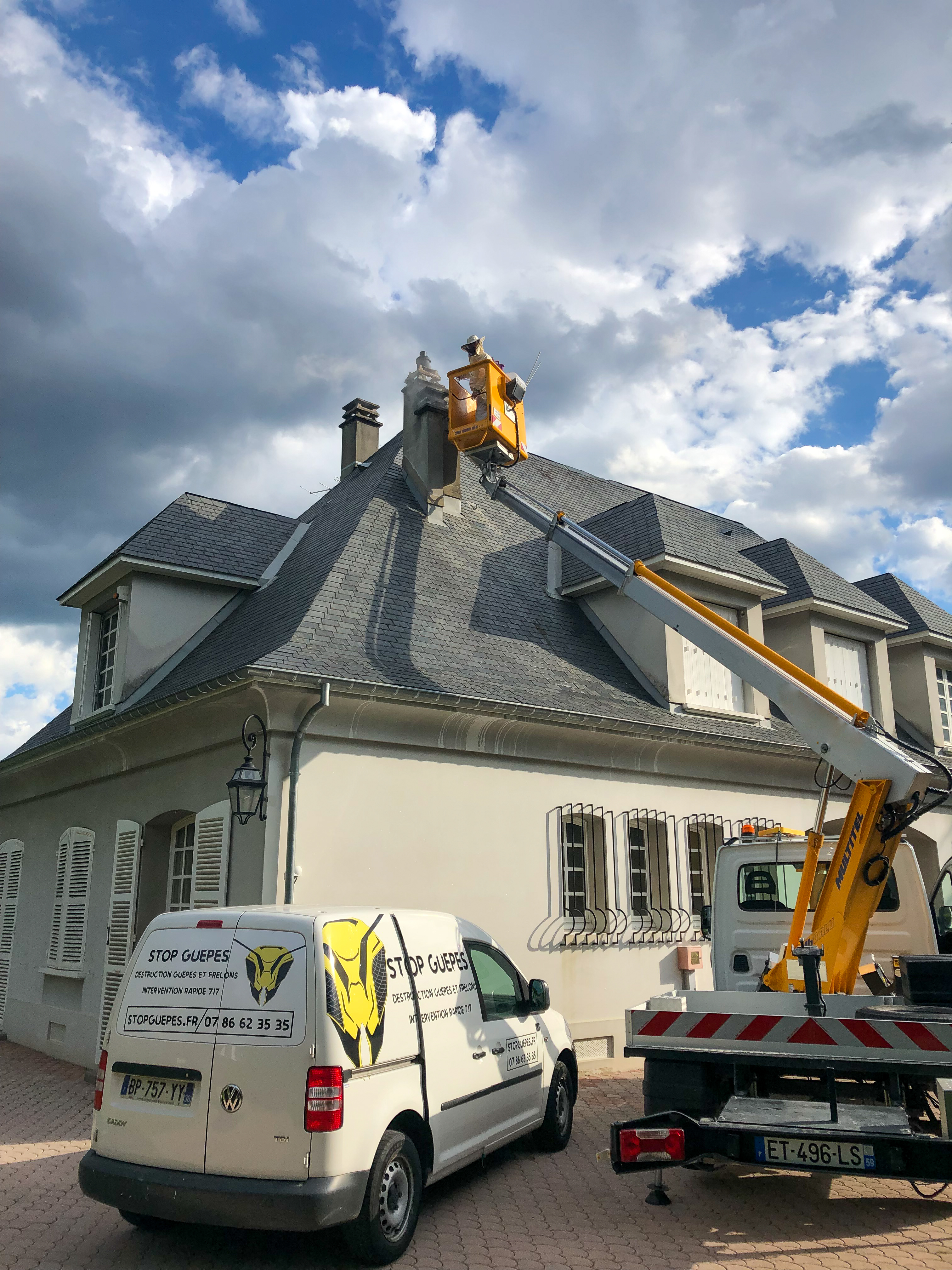 Photo d'une intervention curative à l'aide d'une nacelle